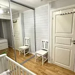 Апартаменты 45 M2 - 2 Bedrooms, Bathroom, Kitchen, Private Entrance And Shed *