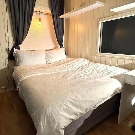 45 M2 - 2 Bedrooms, Bathroom, Kitchen, Private Entrance And Shed * Нарвик